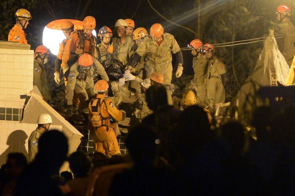 Bombeiros mantêm buscas por sobreviventes de desabamento no Rio
