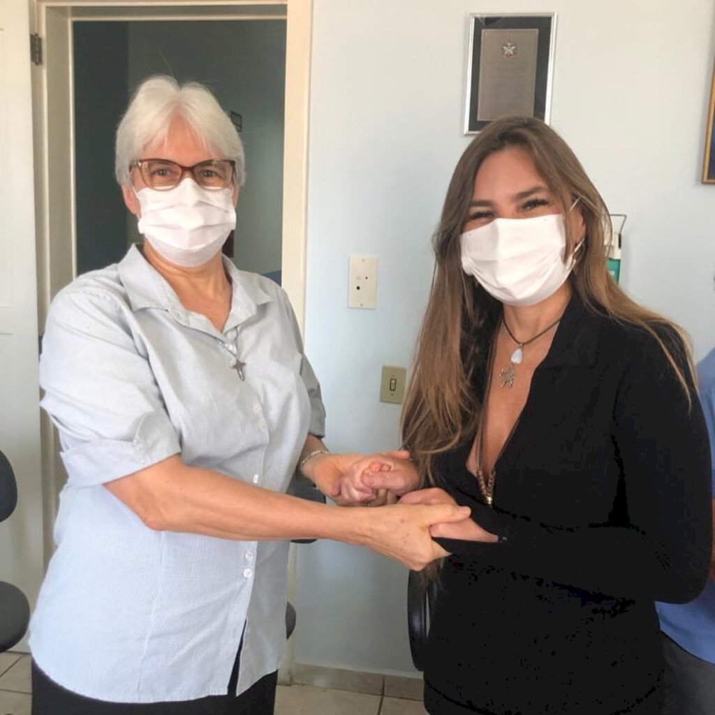 Valquiria Guimarães / Assessoria de Comunicação / Deputada Paulinha - A visita ao hospital de Capinzal foi um encontro de almas irmanadas na fé... Agradece a Deus por ter vivido esse momento, por Ele ter permitido que esteja unida nessa verdadeira corrente do bem pelo Centro Cirúrgico de Capinzal. Sua homenagem a todos que sonharam e lutaram por essa conquista durante tanto tempo. Irmã, amigos do hospital, família PDT, muito obrigada por essa tarde maravilhosa!