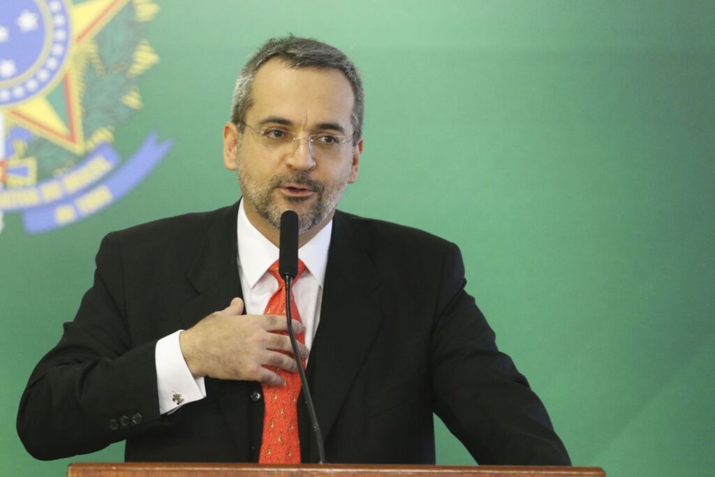 Weintraub se compromete a elevar os resultados da educação