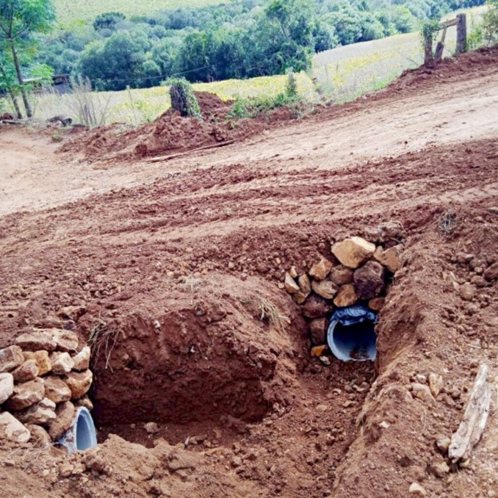  - As máquinas iniciaram os procedimentos das vias de acesso do Assentamento 30 de Outubro e no Humaitá.