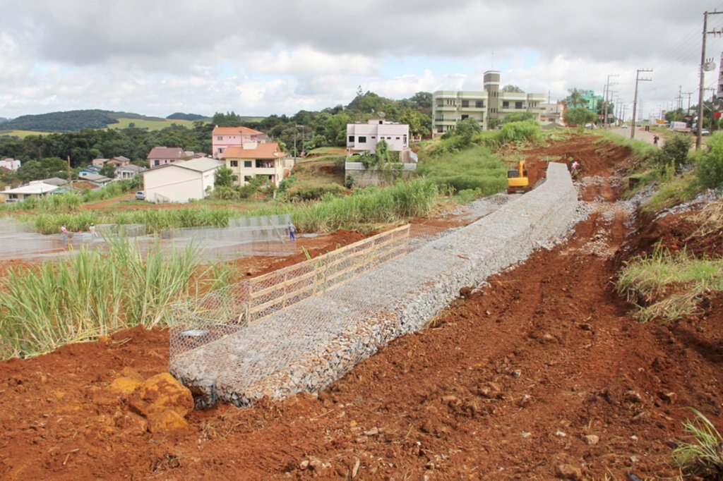 Site da Prefeitura de Capinzal - A compactação desse aterro será feita para que a empresa possa remover a rede de alta tensão e jogá-la na lateral. Apesar de ser trabalhoso, estas modificações são necessárias para que a rede de energia elétrica seja realocada.