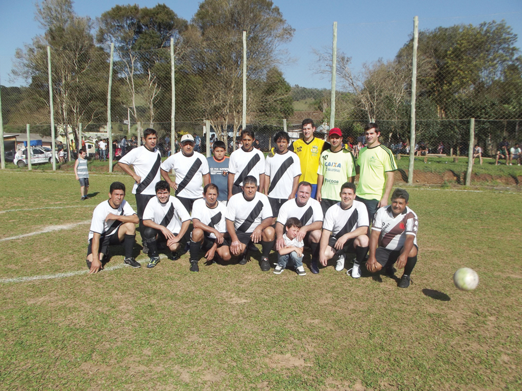 Prefeito entrega kits aos meninos do futsal pinhalense