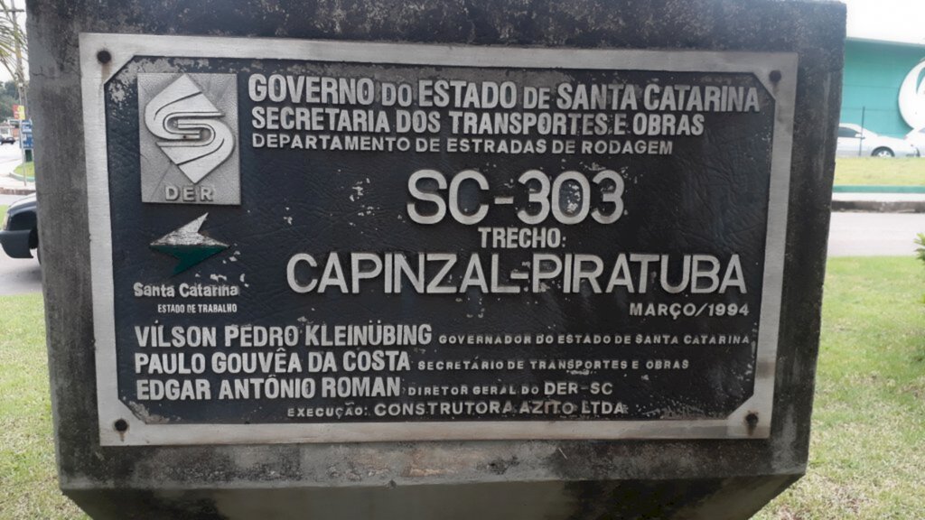 Aldo Azevedo / jornalista de formação - Quanto a placa da SC-303 (hoje SC-150), trecho Capinzal / Piratuba, com ato inaugural em março de 1994, prefeito era Hilton Pedro Paggi e vice Luiz Carlos Thomazoni, governador Vilson Pedro Kleinübing e vice Antonio Carlos Konder Ries; secretário de transportes e obras Paulo Gouvêa da Costa; diretor geral do DER-SC, Edgar Antônio Romani. Execução: Construtora Ezito Ltda.