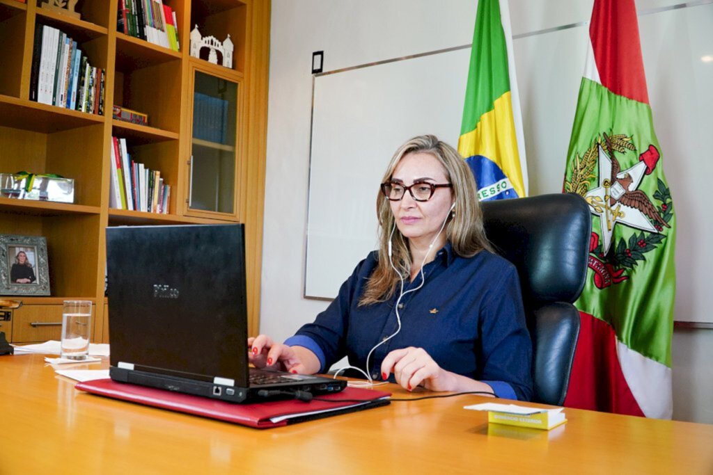 Governadora reforça importância do setor produtivo durante abertura do 21º Simpósio Brasil Sul de Avicultura