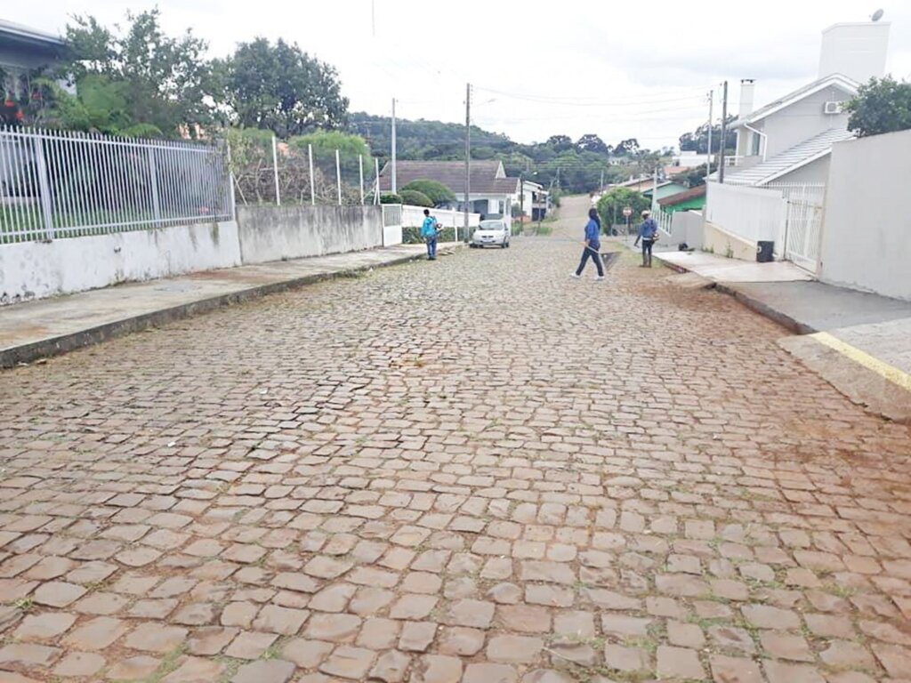 Administração Municipal segue com trabalhos de limpeza de vias públicas