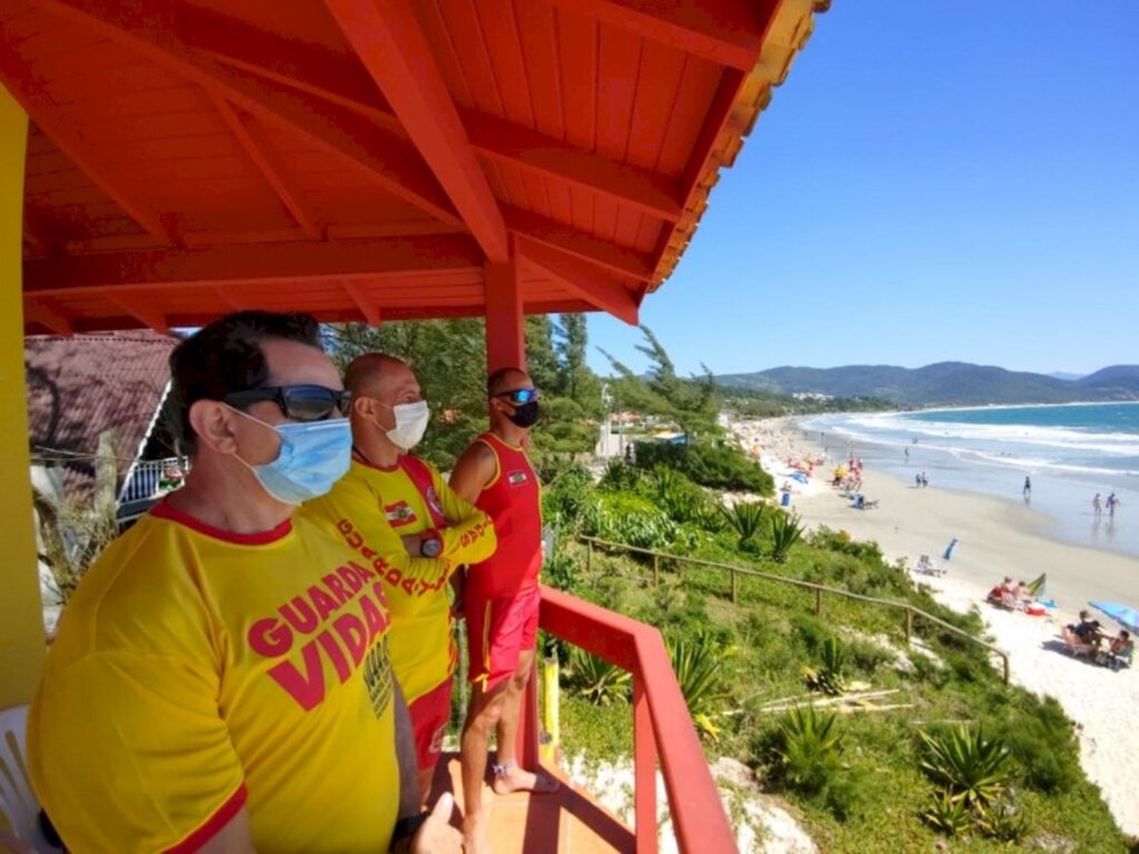  - Deputado Coronel Mocellin e guarda-vidas em praia do litoral de SC