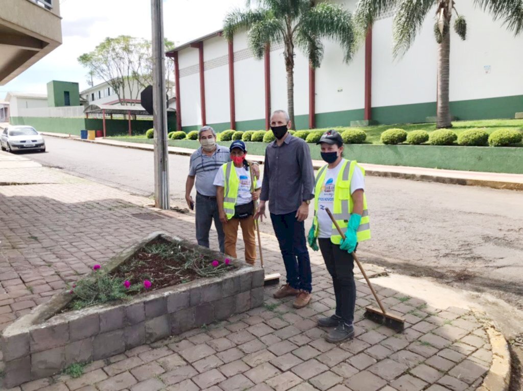  - Além da retirada das sujeiras, estão sendo varridas as ruas em um trabalho intenso com as garis do município.