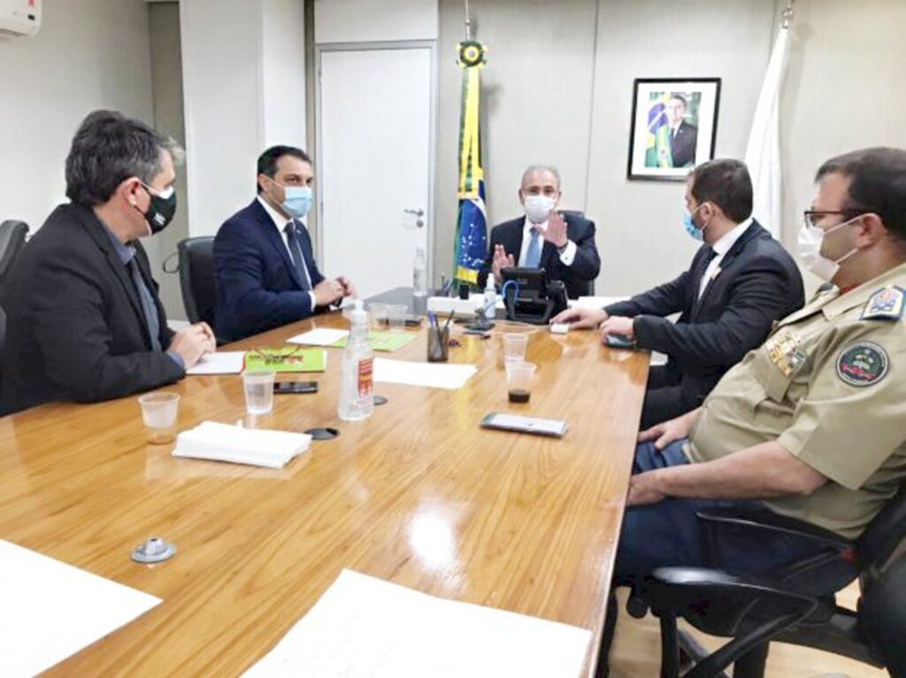 Fotos: Leonardo Gorges / Secom - Os principais pleitos foram o envio de equipamentos, como respiradores e monitores multiparâmetros, para a ativação de novos leitos de UTI, a disponibilização de medicamentos para o chamado kit intubação e um reforço de 61,9 mil doses extras de vacinas para finalizar a imunização dos trabalhadores de saúde.