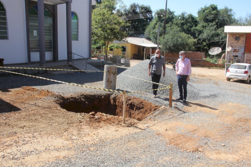 Larissa Cristina Cavali - Assessoria de Comunicação - Prefeitura de Capinzal - Visitas à algumas obras que estão sendo realizadas para melhorias no município de Capinzal.