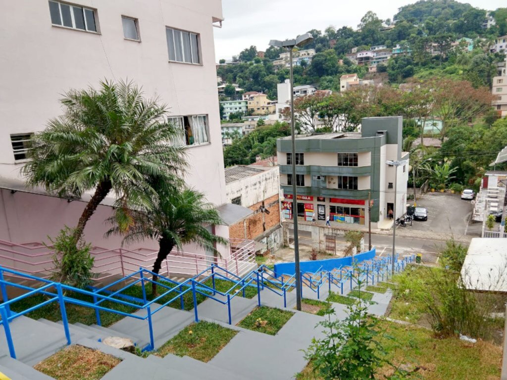  - A Administração Municipal de Capinzal realizou a revitalização da escadaria entre a Avenida XV de Novembro e a Rua Dona Linda Santos.