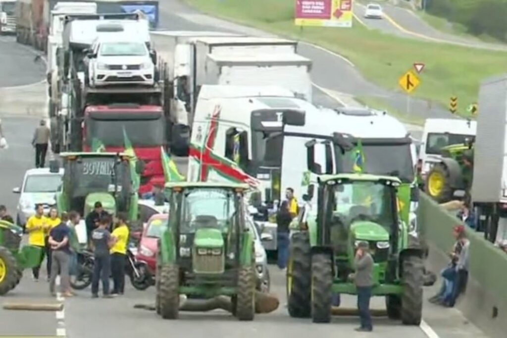 Manifestações após resultados das eleições, levam a bloqueios em rodovias catarinensese e gaúchas