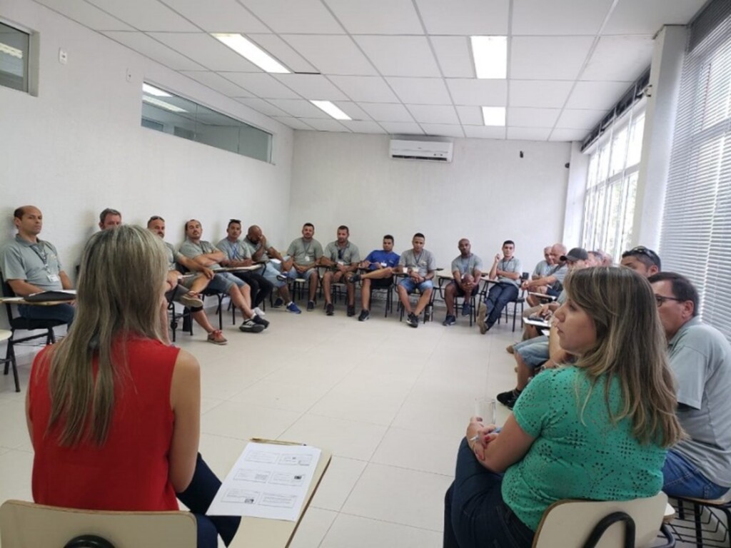Detran qualifica instrutores de trânsito para educação de adultos