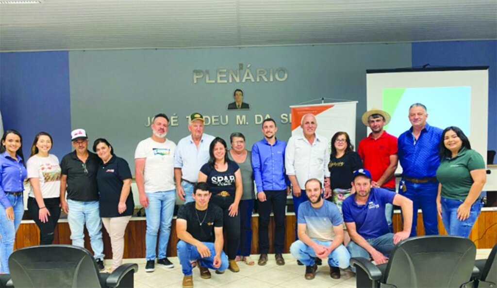 Agricultores de Pinhal da Serra/RS participam de encontro do Programa Crescer