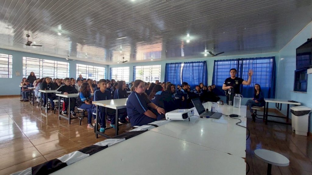 Palestra sobre prevenção ao uso de drogas e violência é realizada para alunos de Pinhal da Serra