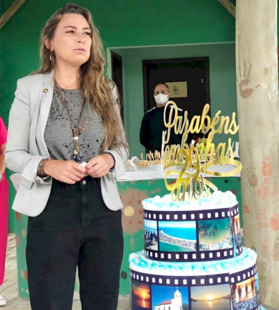 Deputada Paulinha festeja os 29 anos de Bombinhas participando em live da inauguração da avenida Fragata