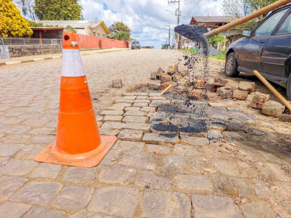 Prefeitura realiza ação de tapa-buraco em calçamentos do município de Campo Belo do Sul