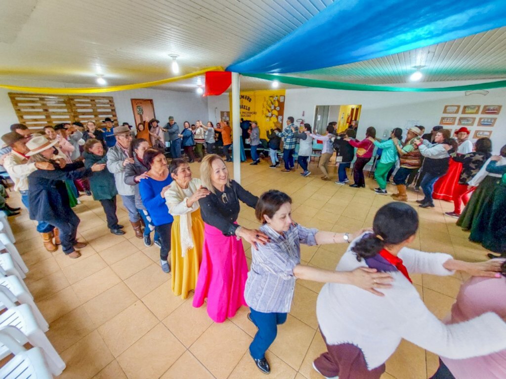 Grupo de idosos comemora o dia do gaúcho e alusão ao setembro amarelo em Campo Belo do Sul