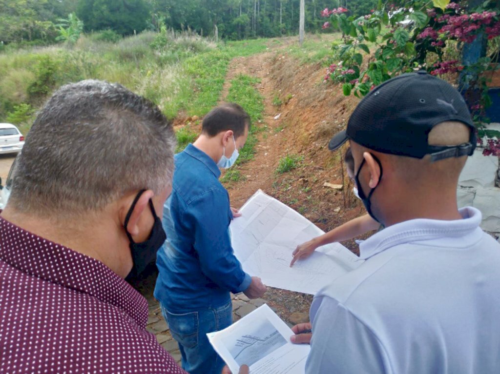 Ascom - Piratuba - A prefeitura de Piratuba através da Secretária de Obras Urbanas e Desenvolvimento Econômico deu início ao projeto para melhoria na estrutura física do Cemitério Municipal.