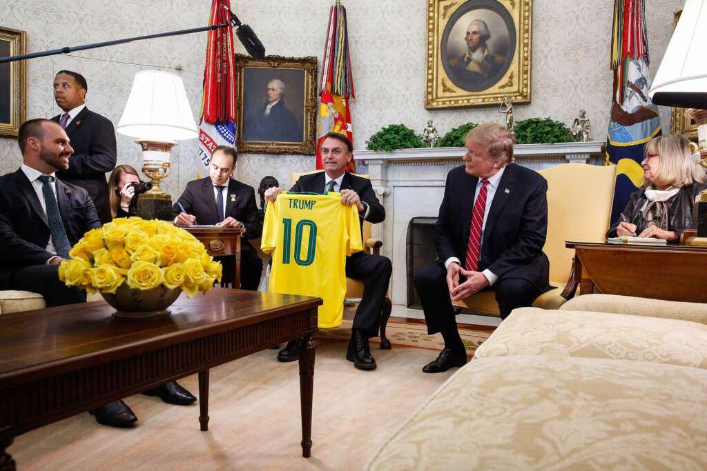 Trump e Bolsonaro trocam camisas das seleções de futebol