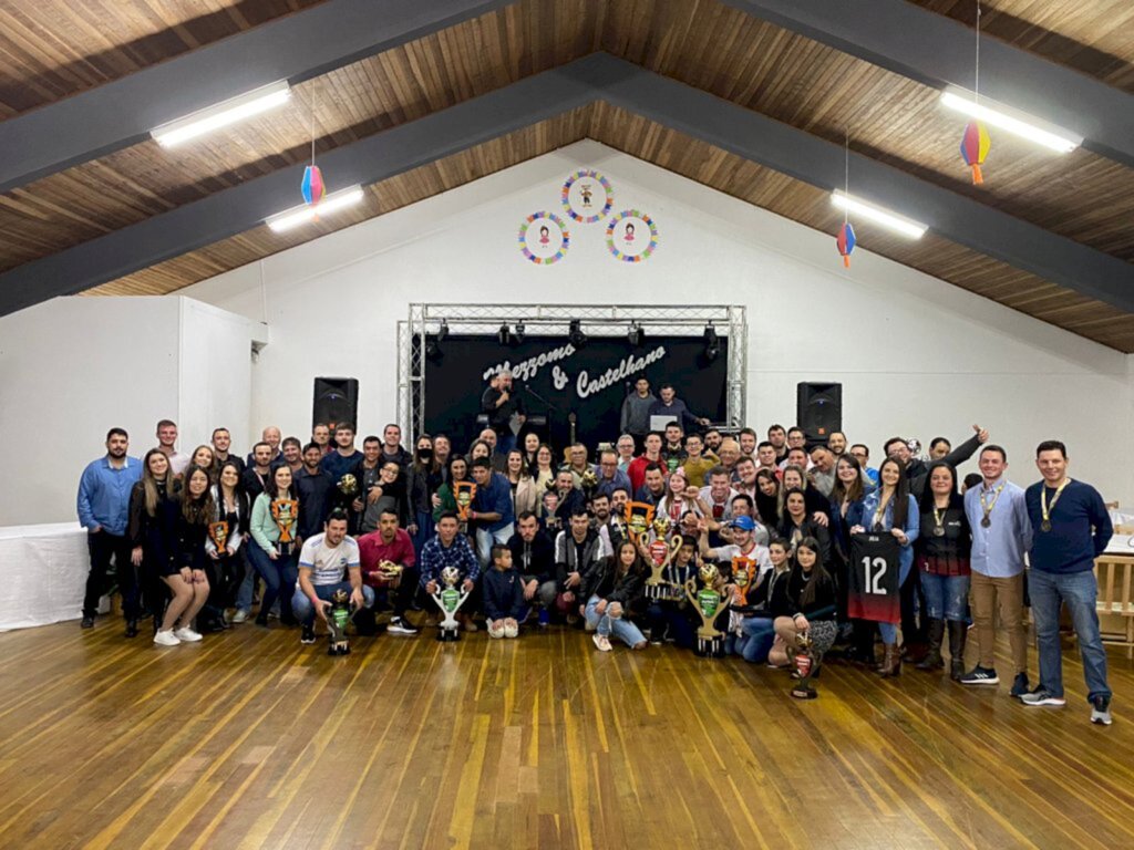 Entrega da premiação do Campeonato  Municipal de Voleibol e Futsal de Esmeralda