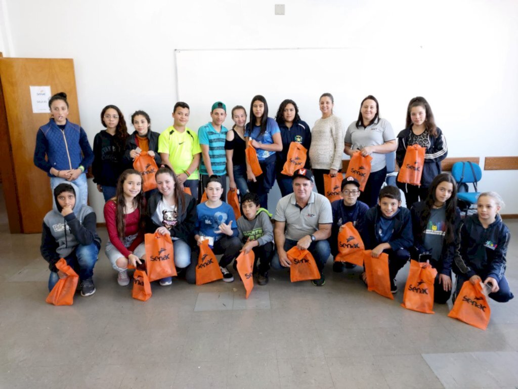 Adolescentes do SCFV de Celso Ramos visitam o SENAC