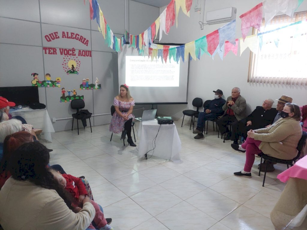 Encontro do grupo de idosos Feliz Idade foi realizado na quinta-feira (30) em Celso Ramos