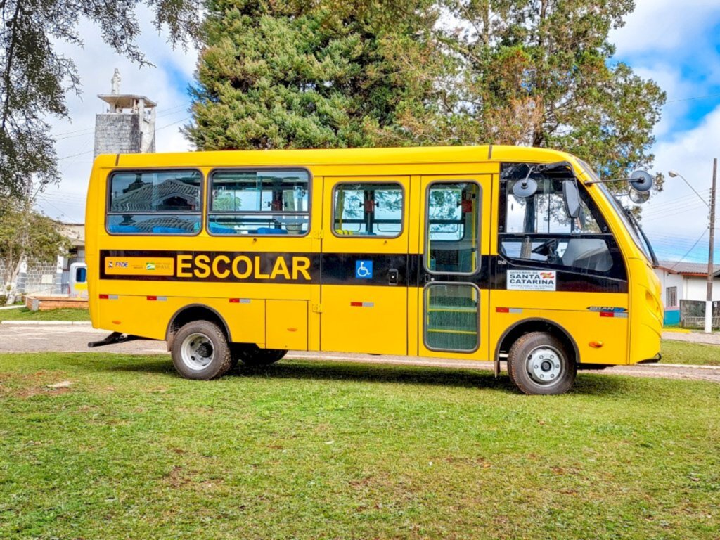 Prefeitura de Campo Belo do Sul recebe ônibus do Governo do Estado