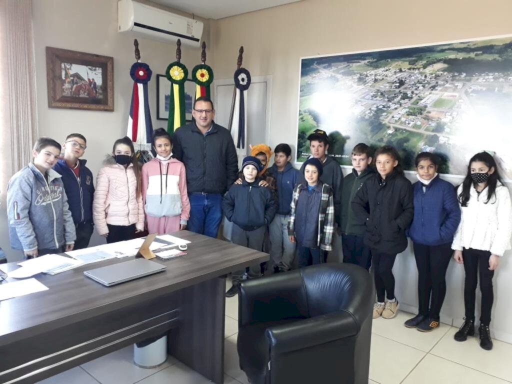 Estudantes de Pinhal da Serra  visitam gabinete do prefeito