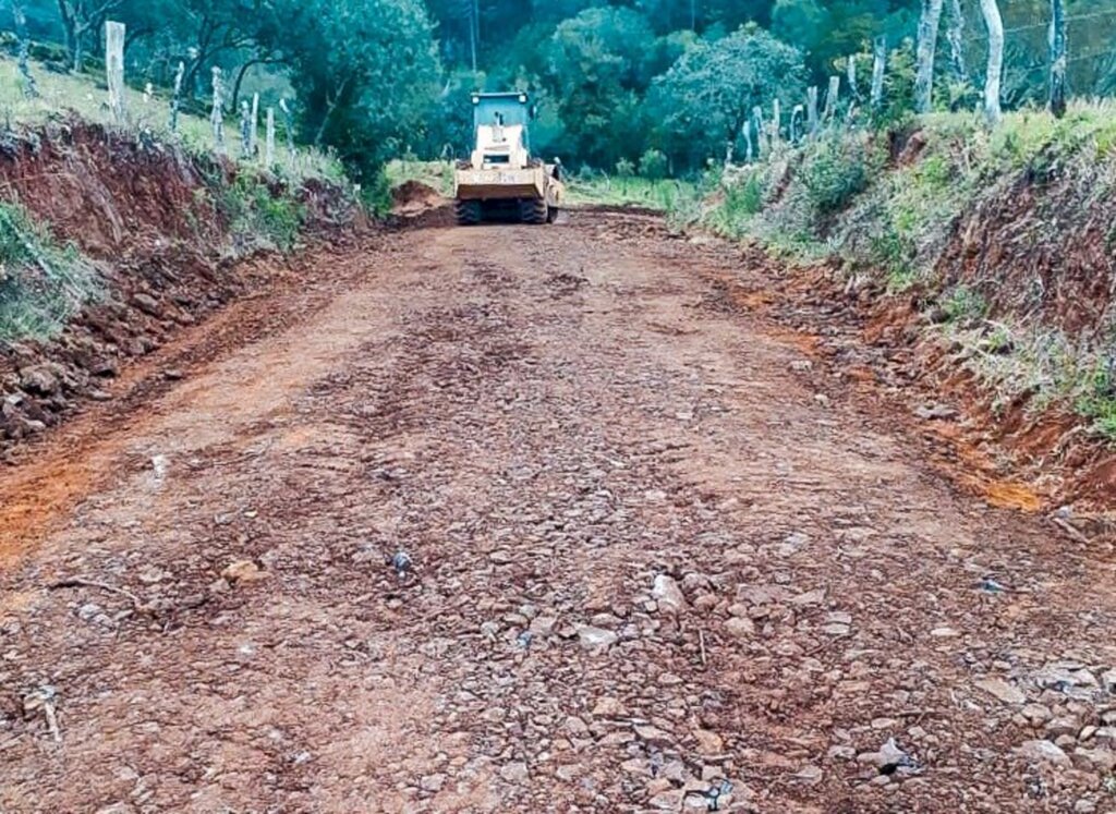 Secretaria de Obras realiza manutenção em estradas na localidade dos Chaves em Campo Belo do Sul