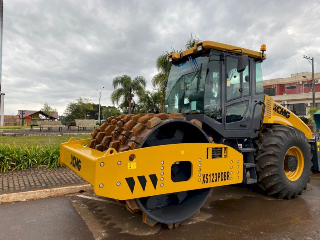 Chegou o novo rolo compactador em Pinhal