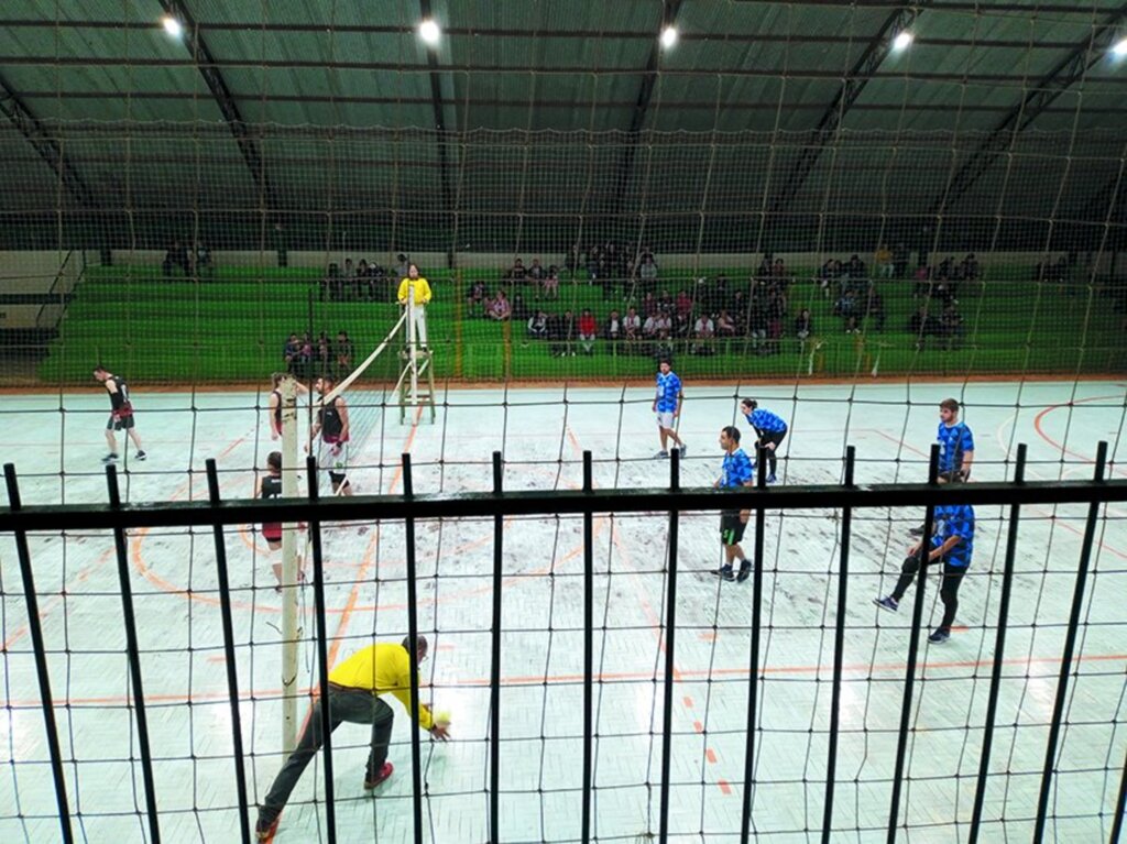 Início do campeonato municipal de futsal e voleibol em Esmeralda