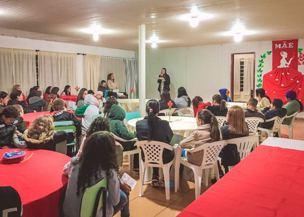 Prefeitura realiza atividades e almoço em comemoração as mães no SCFV em Campo Belo do Sul