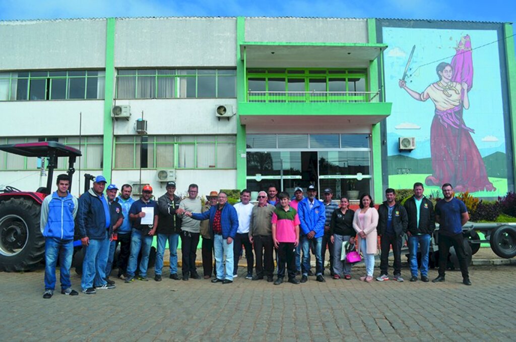 Associação dos Lagos Flor Azul recebe trator e implementos em Anita Garibaldi