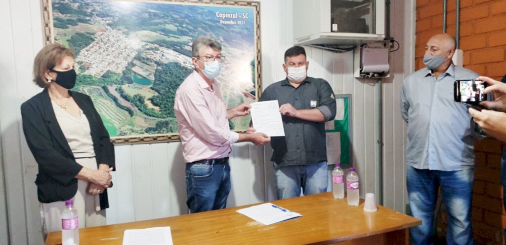 Fotos de Aldo Azevedo - Prefeito Nilvo Dorini entregando a ordem de serviço para  Alexandre Caldeira, representante da empresa Triângulo Engenharia (de Treze Tílias/SC), vencedora da licitação.