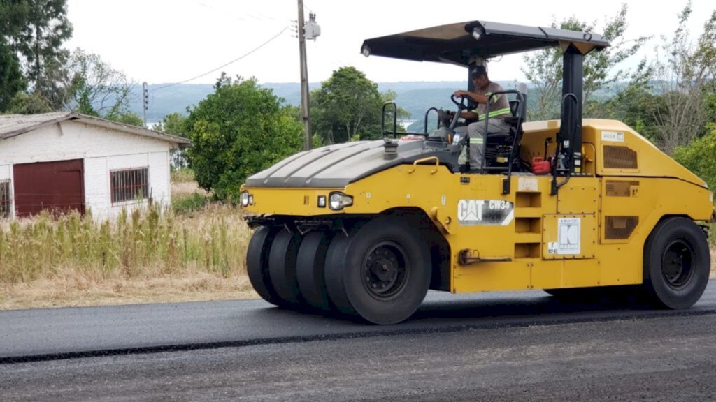 Prefeitura inicia etapa complementar de último trecho de asfalto rural em Piratuba