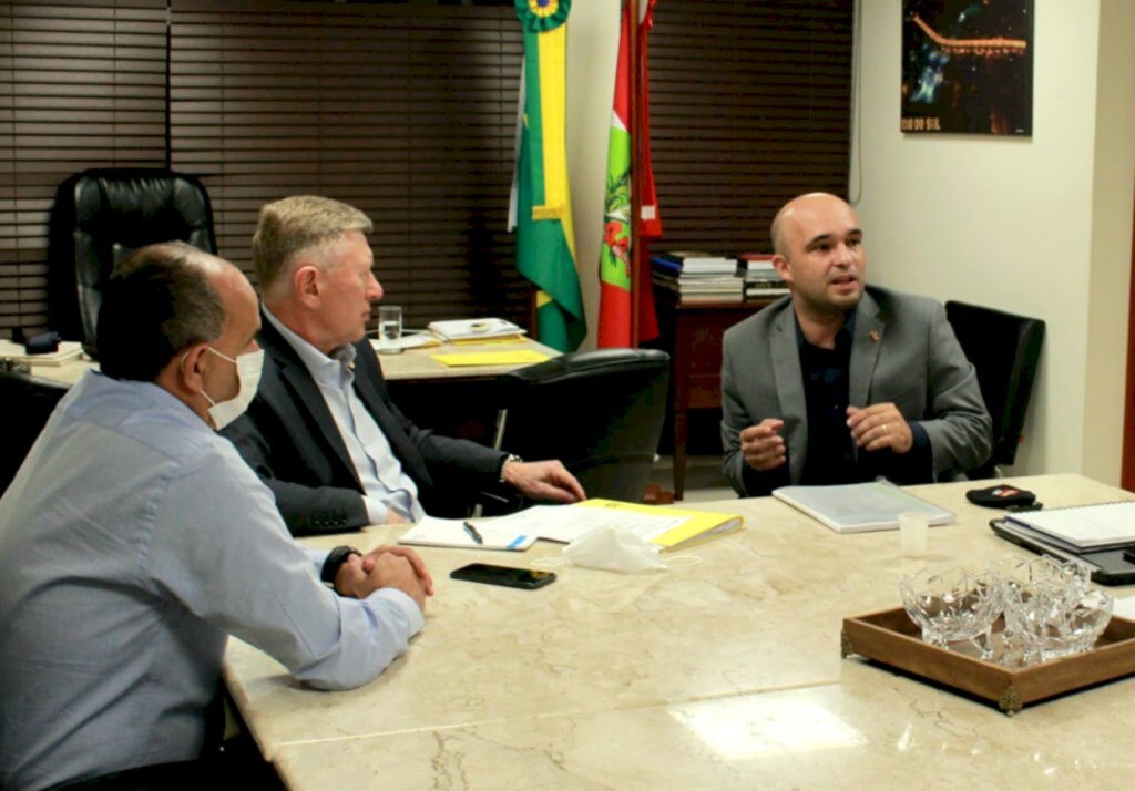 Jacson Almeida / Assessoria de Imprensa - Milton Hobus / Deputado estadual - Deputado Hobus (Esq) e secretário Thiago Vieira (D) - Crédito Jacson Almeida, Divulgação