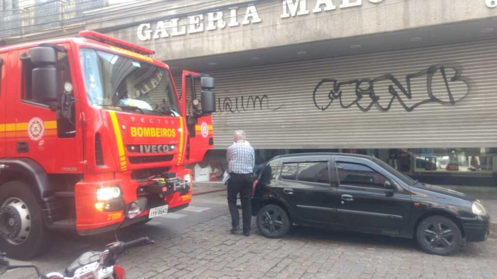 Bombeiros controlam princípio de incêndio na Galeria Malcon em Pelotas