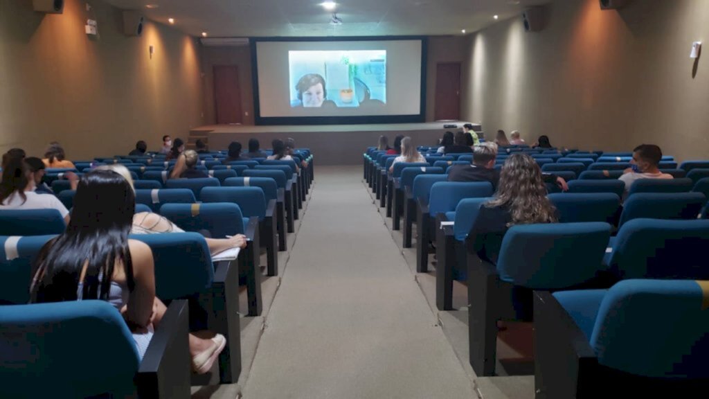 Professores participam de dia de formação em encontro virtual promovido pela AMAUC