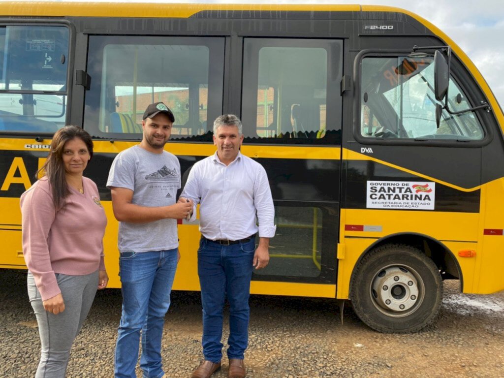 Município recebe novo ônibus escolar destinado através do Governo do Estado