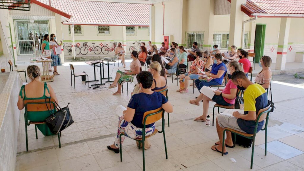  - O ano letivo para os profissionais da rede estadual de educação iniciou nesta quarta-feira, 03, com a realização simultânea em todas as regiões do Estado da Formação Continuada 2021.