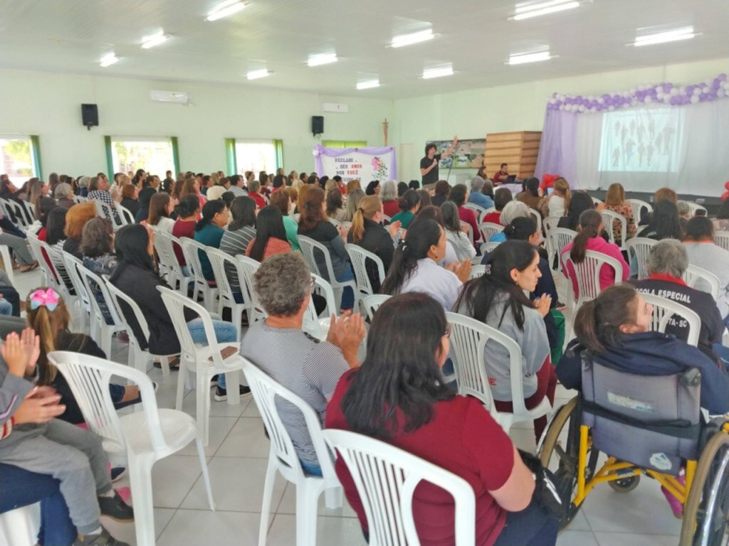 Mais de 200 mulheres participam de palestra Show em Abdon Batista