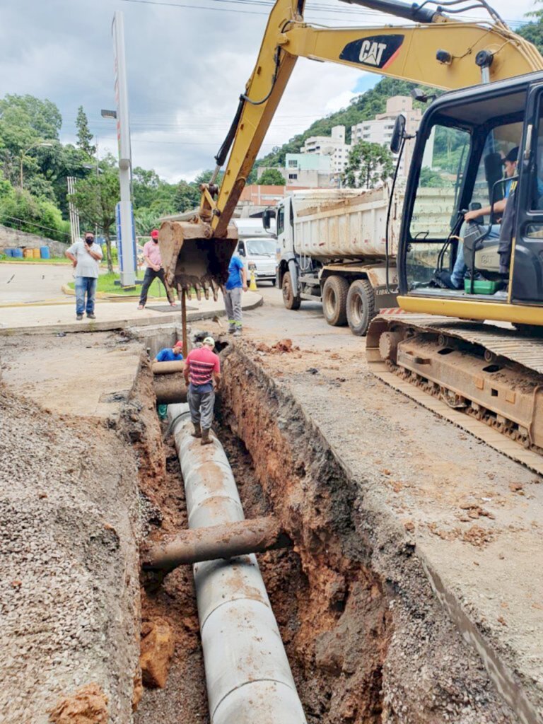 Rótula da antiga Rodoviária recebe nova tubulação para pavimentação asfáltica