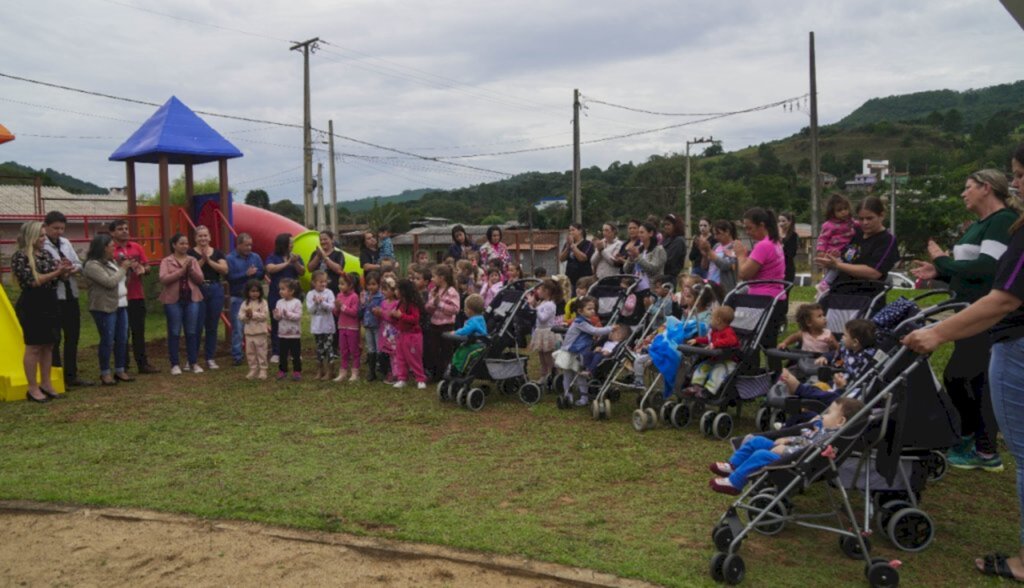 Inaugurado parque infantil na creche  Chapeuzinho Vermelho em Vargem