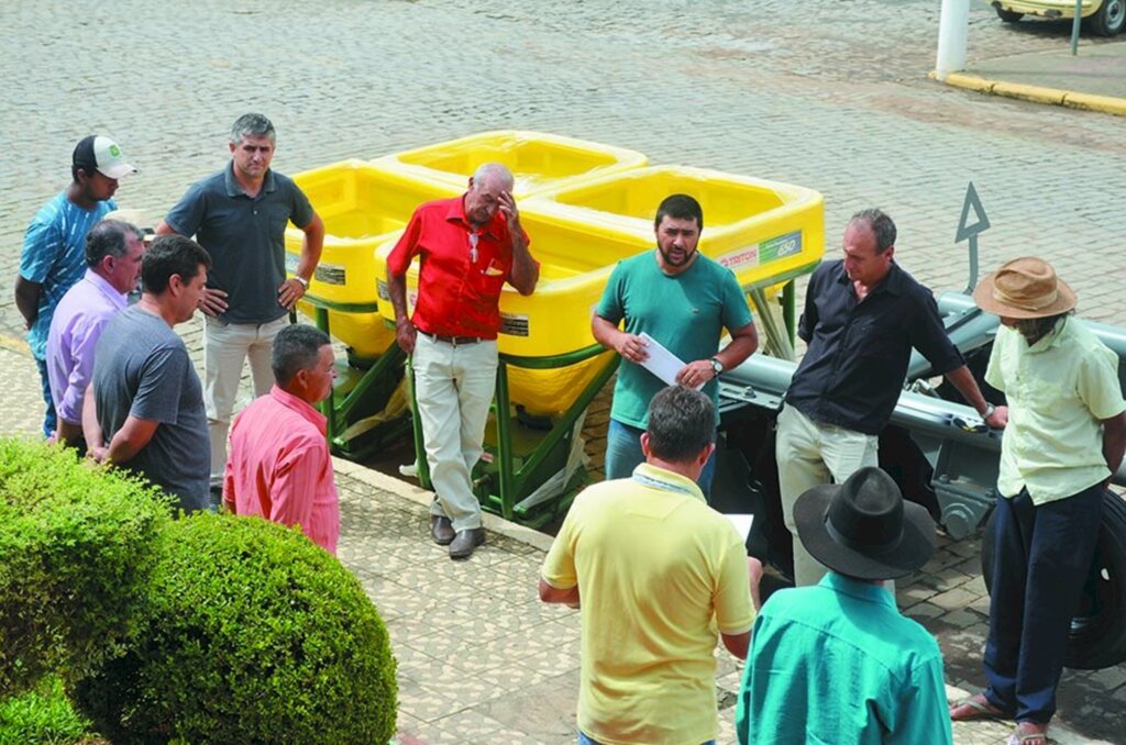 Associações de Agricultores são beneficiadas com implementos agrícolas em Anita Garibaldi