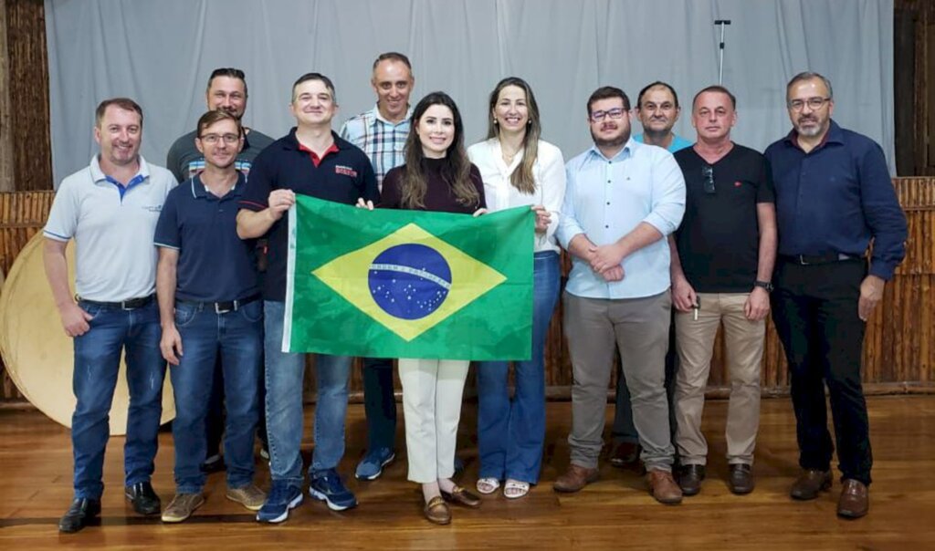 Em Capinzal no Restaurante do Cabeção, anexo ao CTG Sinuelo do Vale. - A deputada federal de Santa Catarina, Caroline De Toni, de quarta-feira (20) a quinta-feira (21) cumpriu agenda, sendo um giro pelo Meio Oeste catarinense.