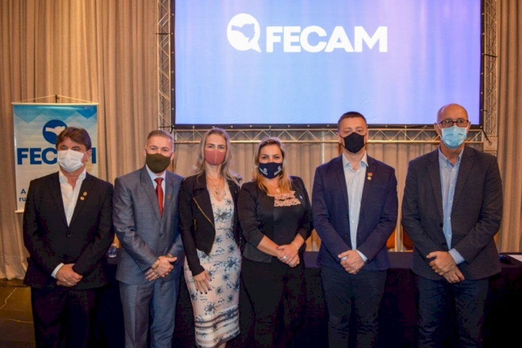 (Crédito: FECAM) - Membros da nova diretoria executiva, Jorge Koch (Orleans), Clenilton Pereira (Araquari), Luzia Vacarin (Cunha Porã), Milena Lopes Becher (Vargem), Rudi Sander (São Carlos) e Kiko Canale (Seara).