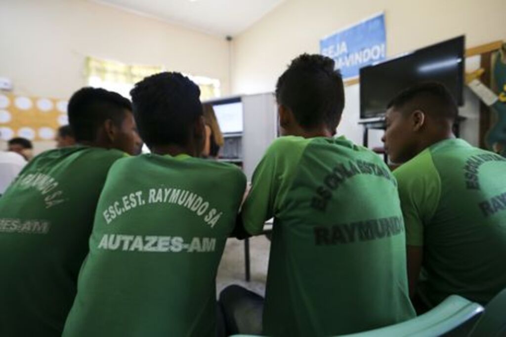 MEC envia novo texto às escolas suspendendo orientação sobre filmagens