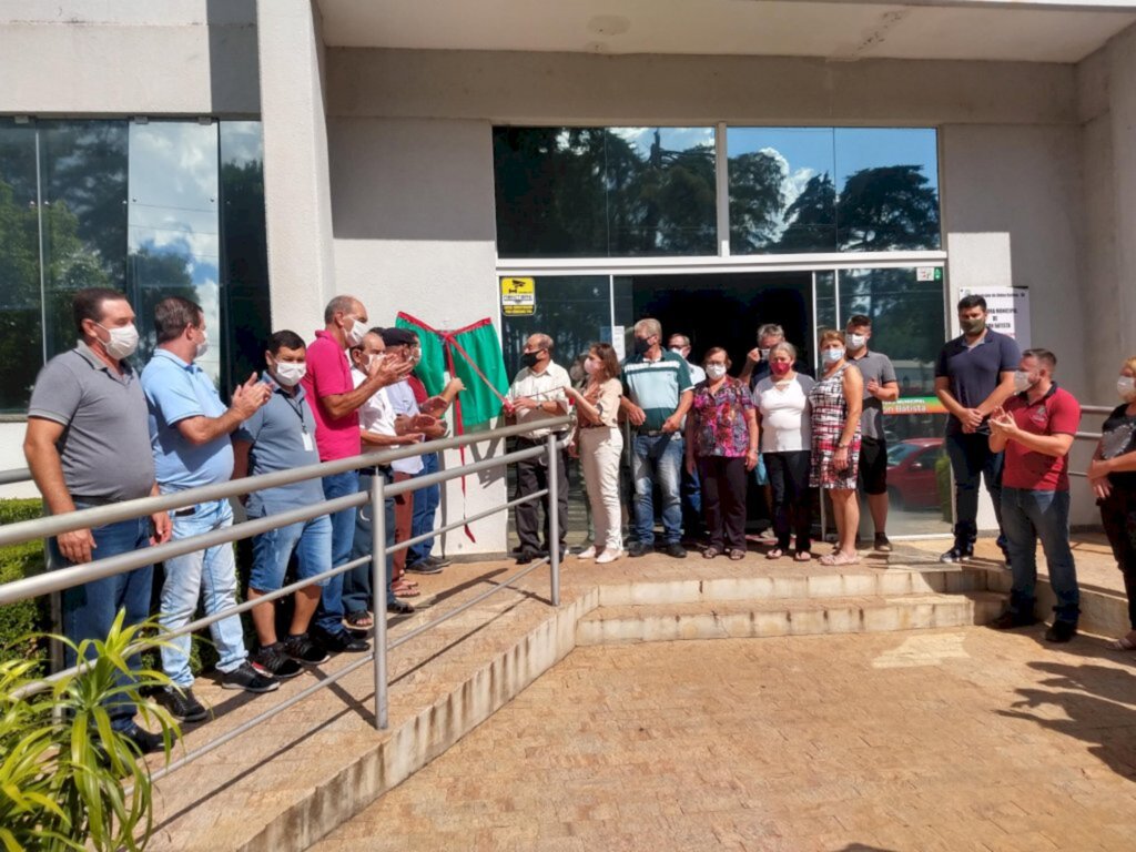 Primeira placa inaugural  do prédio da prefeitura ganha destaque em Abdon Batista