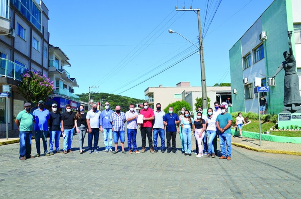 Assinadas as ordens de serviço para o início das obras do saneamento básico e do asfalto em Anita Garibaldi