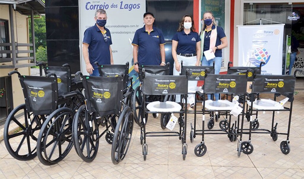 BAESA doa cadeiras de rodas para o Rotary Club de Anita Garibaldi